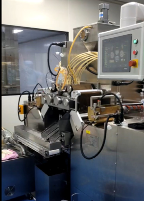 Servo Control Máquina de fabricación de cápsulas de gel blando velocidad de rodadura de 1-7 rpm y ≤ ± 2% de precisión de llenado