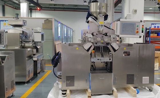 Máquina de cápsulas suaves de control servo de precisión de 380V con cuerpo de acero inoxidable y tamaño de rodillo F150x250mm 6