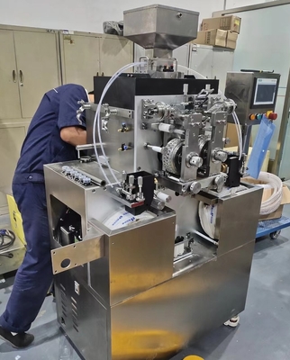 Los fabricantes de la máquina de encapsulación de Softgel con tamaño de rollo a presión de 150x50mm